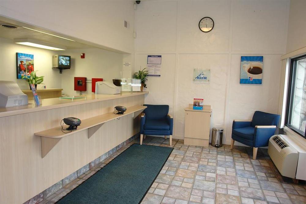 Rodeway Inn Windsor Mill Inreriör bild